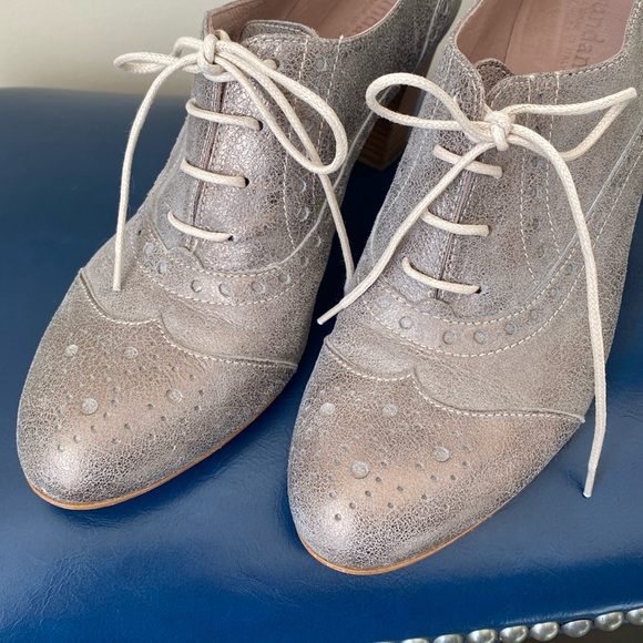 Shimmering Silver Italian Leather Wingtip Heels - Picture 2 of 13